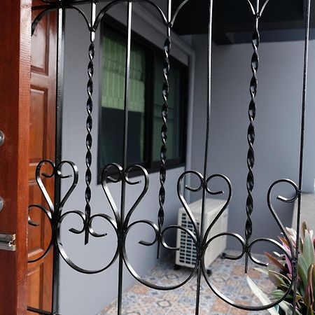Tangmo House Hostel Chiang Mai Exterior photo